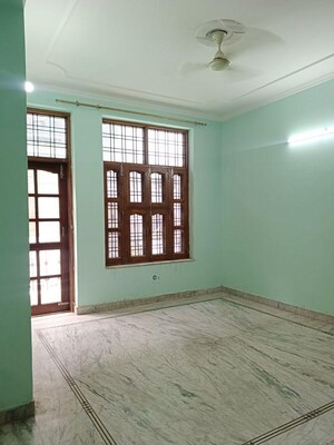 Room in 3 BHK Builder Floor at RWA Residential Society Sector 46, Sector 46 – for Rent