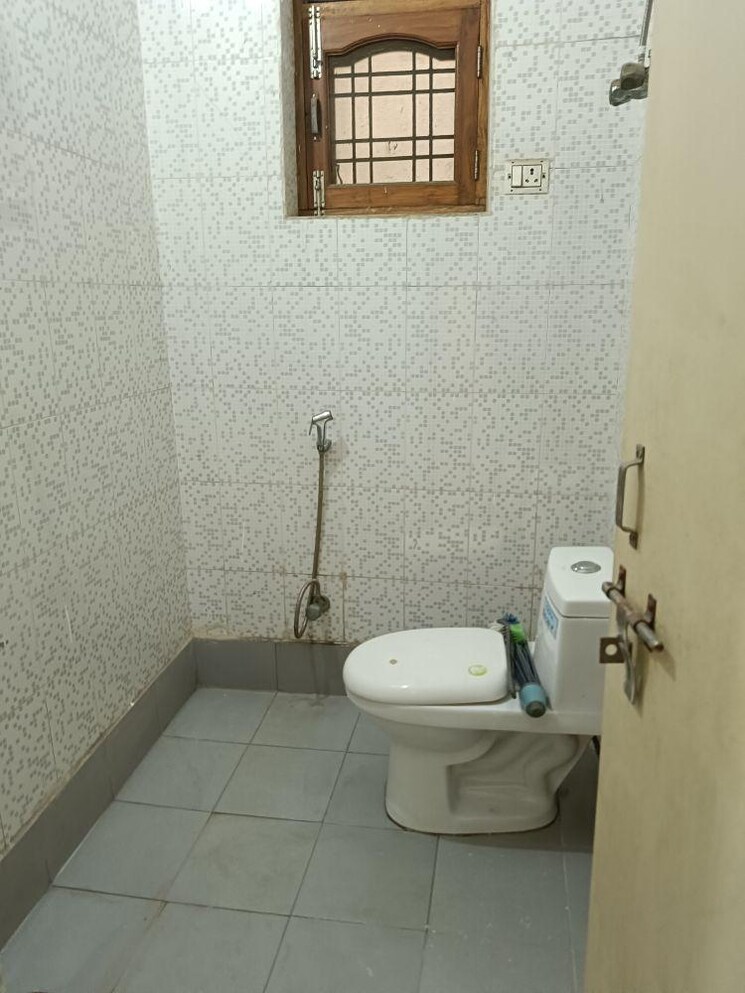 Bathroom, rwa-residential-society-sector-46 3 Bedroom 210 Sq.Yd. Builder Floor In Sector 46 Gurgaon 9609945