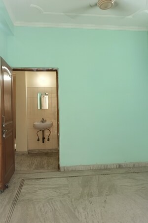 Room in 3 BHK Builder Floor at RWA Residential Society Sector 46, Sector 46 – for Rent