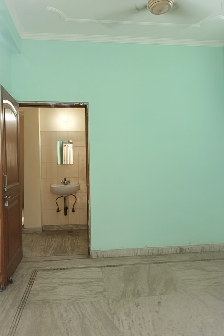 Room, rwa-residential-society-sector-46 3 Bedroom 210 Sq.Yd. Builder Floor In Sector 46 Gurgaon 9609945