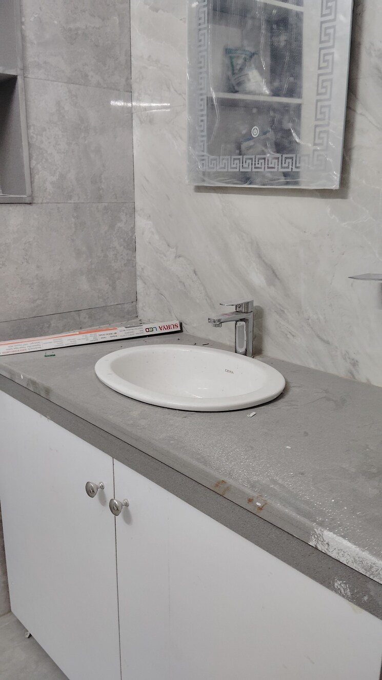 Bathroom, kalkaji 2.5 Bedroom 600 Sq.Ft. Builder Floor In Kalkaji Delhi 9609951