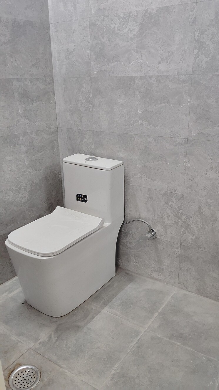 Bathroom, kalkaji 2.5 Bedroom 600 Sq.Ft. Builder Floor In Kalkaji Delhi 9609951