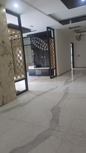 Parking in 5 BHK Builder Floor at Old Rajinder Nagar – for Rent