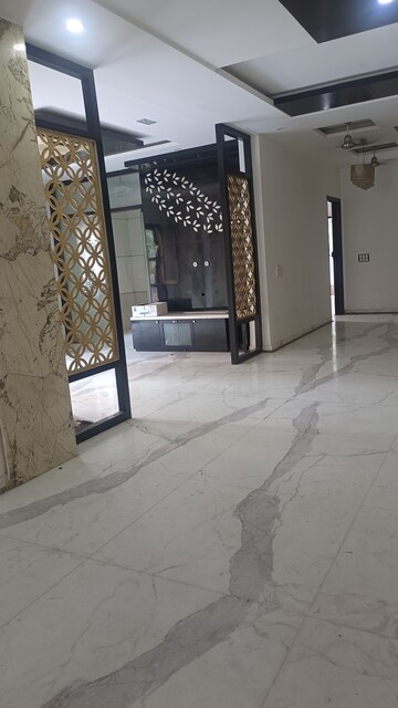 Parking in 5 BHK Builder Floor at Old Rajinder Nagar – for Rent