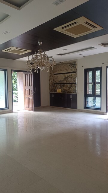 Room in 5 BHK Builder Floor at Old Rajinder Nagar – for Rent