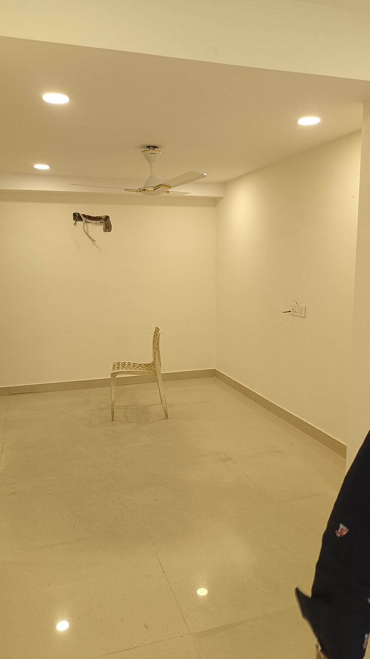 Room, old rajinder nagar Commercial Shop 194 Sq.Ft. In Old Rajinder Nagar Delhi 9609993