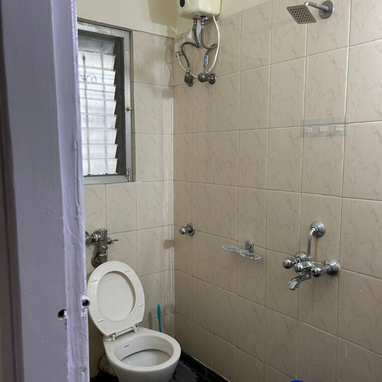 Bathroom, geeta-chs-goregaon 2 Bedroom 650 Sq.Ft. Apartment In Pandurang Wadi Mumbai 9610029