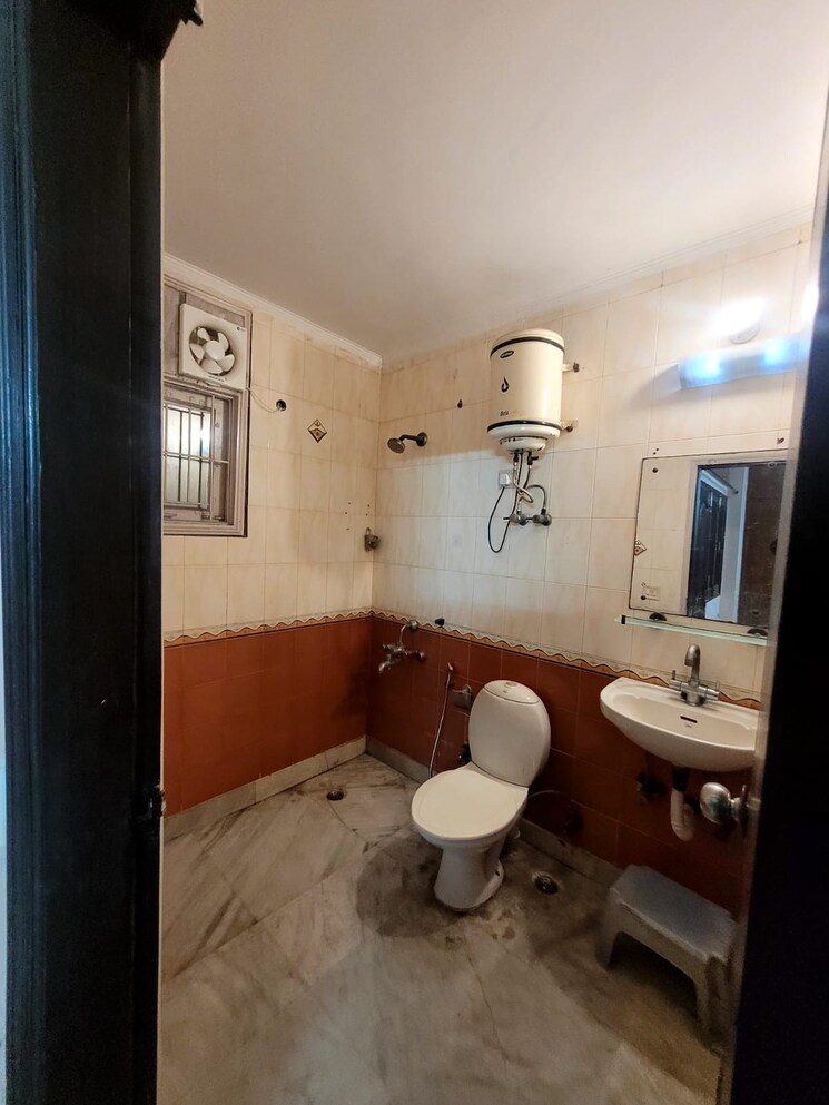 Bathroom, sector 4 dwarka 3 Bedroom 1400 Sq.Ft. Apartment In Sector 4 Dwarka Delhi 9610066
