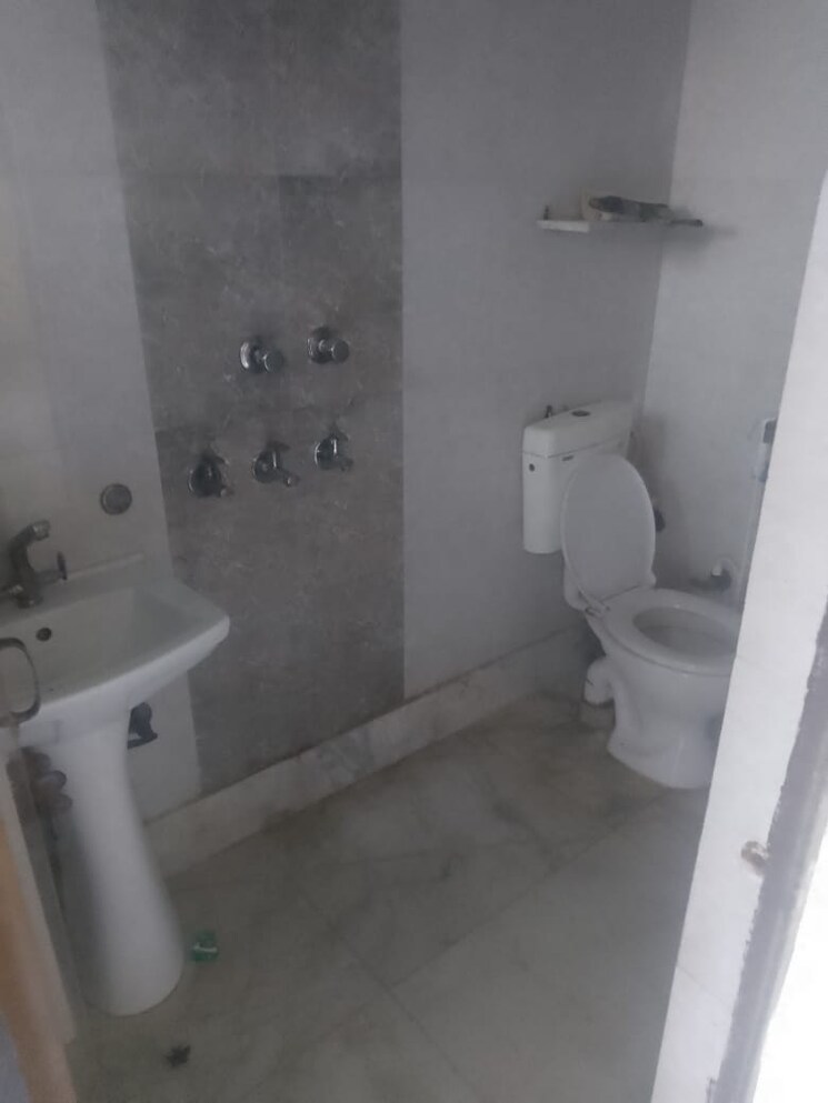 Bathroom, sector 2 dwarka 3 Bedroom 1500 Sq.Ft. Apartment In Sector 2 Dwarka Delhi 9610075