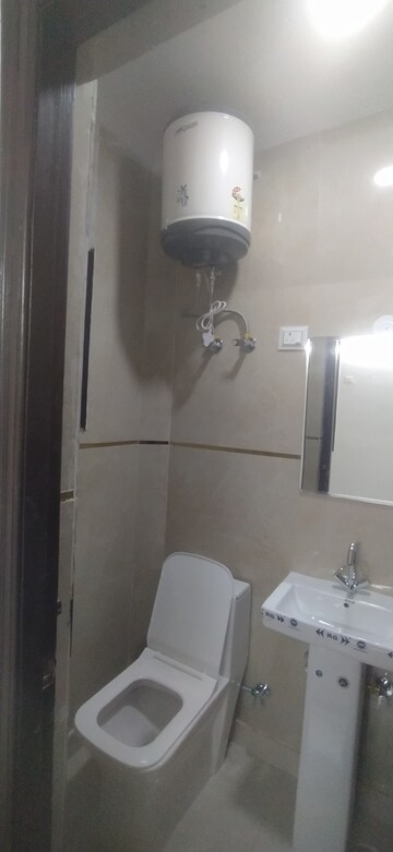 Room in 2 BHK Builder Floor at Khirki Extension – for Rent