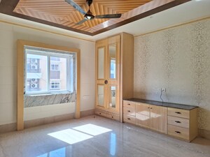 Room in 3 BHK Apartment at Banjara Hills – for Rent