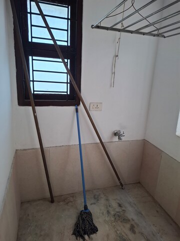 Room in 3 BHK Apartment at Banjara Hills – for Rent