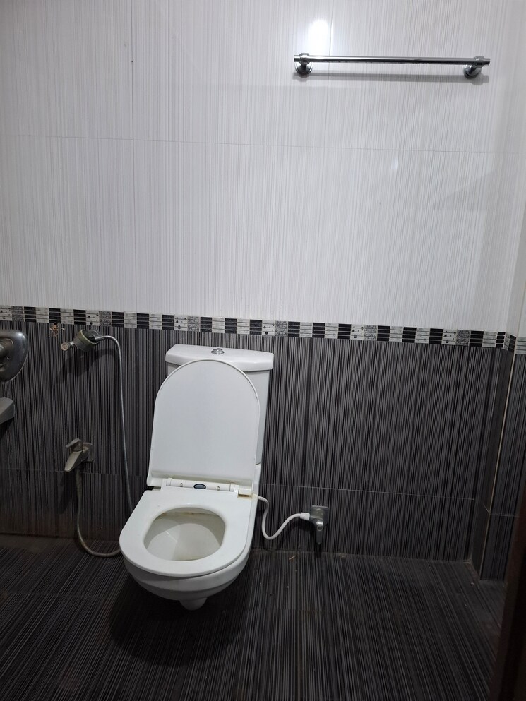 Bathroom, banjara hills 3 Bedroom 2200 Sq.Ft. Apartment In Banjara Hills Hyderabad 9610163