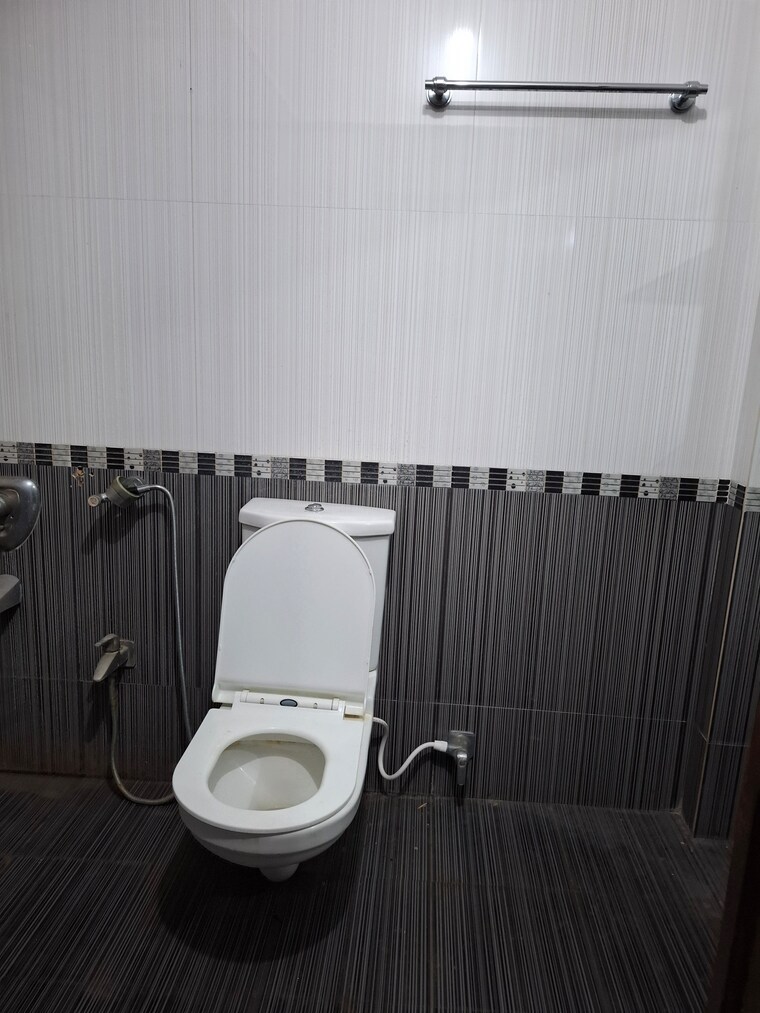 Bathroom, banjara hills 3 Bedroom 2200 Sq.Ft. Apartment In Banjara Hills Hyderabad 9610163