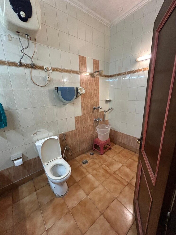 Bathroom, rwa-chittaranjan-park-block-r 3.5 Bedroom 2500 Sq.Ft. Apartment In Chittaranjan Park Delhi 9610287