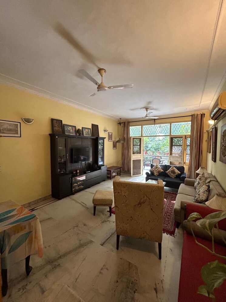 Living Room, rwa-chittaranjan-park-block-r 3.5 Bedroom 2500 Sq.Ft. Apartment In Chittaranjan Park Delhi 9610287