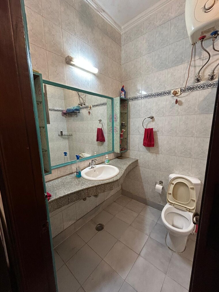 Bathroom, rwa-chittaranjan-park-block-r 3.5 Bedroom 2500 Sq.Ft. Apartment In Chittaranjan Park Delhi 9610287