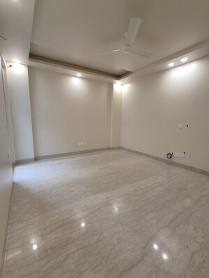 Room in 3 BHK Apartment at Defence Colony – for Rent