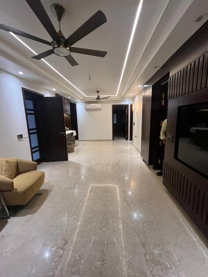 Parking in 3 BHK Apartment at Greenwood City, Sector 40 – for Rent