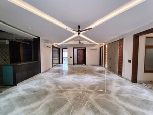 Room in 4 BHK Apartment at SS Southend Floors, South City 2 – for Sale