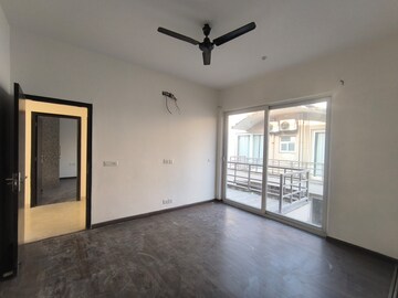 Room in 3 BHK Apartment at BPTP Amstoria, Sector 102 – for Rent