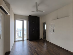 Room in 3 BHK Apartment at Conscient Heritage Max, Sector 102 – for Rent
