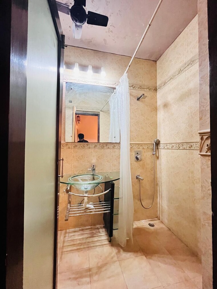 Bathroom, green park extension 2 Bedroom 1500 Sq.Ft. Apartment In Green Park Extension Delhi 9610323