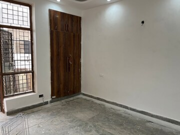 Room in 4 BHK Builder Floor at Sector 21b – for Rent