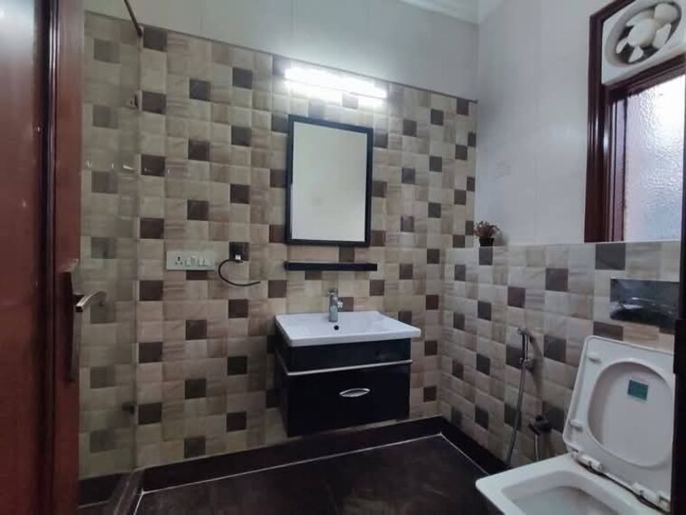 Attached Bathroom, freedom fighters enclave 2 Bedroom 1200 Sq.Ft. Apartment In Freedom Fighters Enclave Delhi 9610394