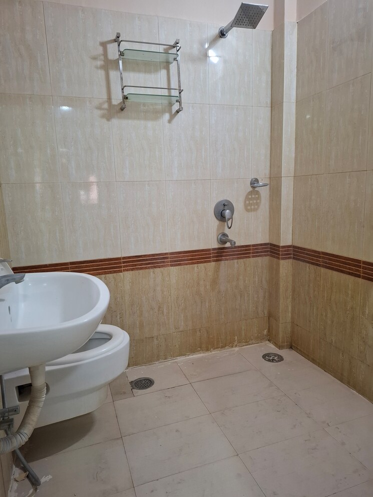 Bathroom, banjara hills 3 Bedroom 2500 Sq.Ft. Apartment In Banjara Hills Hyderabad 9610395