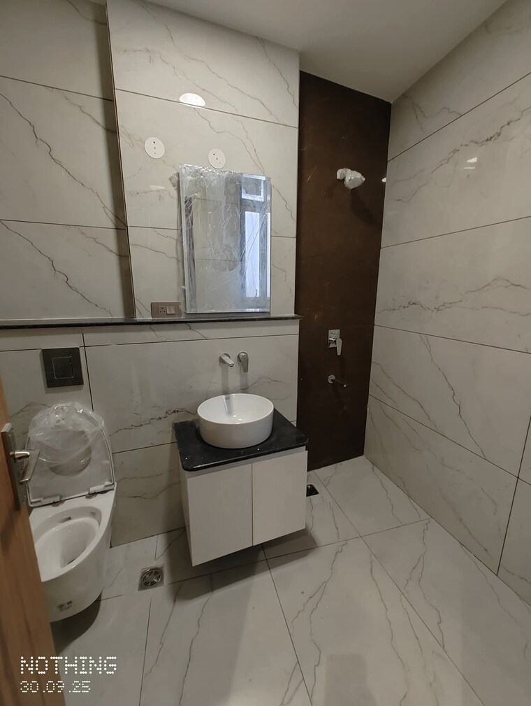 Bathroom, freedom fighters enclave 1 Bedroom 750 Sq.Ft. Apartment In Freedom Fighters Enclave Delhi 9610398