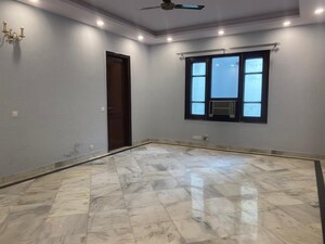 Room in 5 BHK Apartment at Greater Kailash ii – for Rent