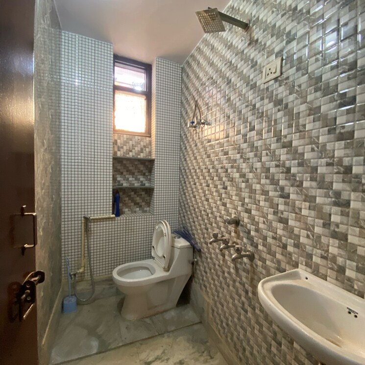 Bathroom, chattarpur 1 Bedroom 600 Sq.Ft. Builder Floor In Chattarpur Delhi 9610444
