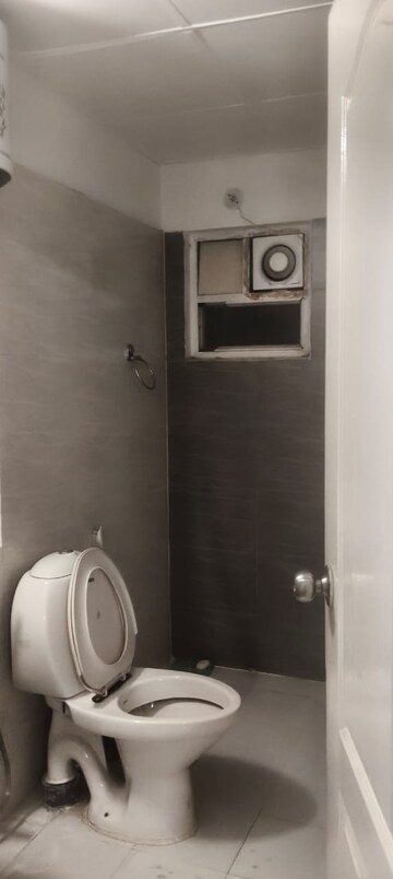 Furnished Amenities in 3 BHK Apartment at Gomti Nagar – for Rent