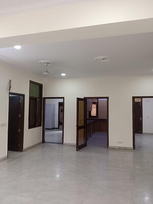 Room in 3 BHK Builder Floor at Green View Apartment Sector 15A, Sector 15a – for Rent