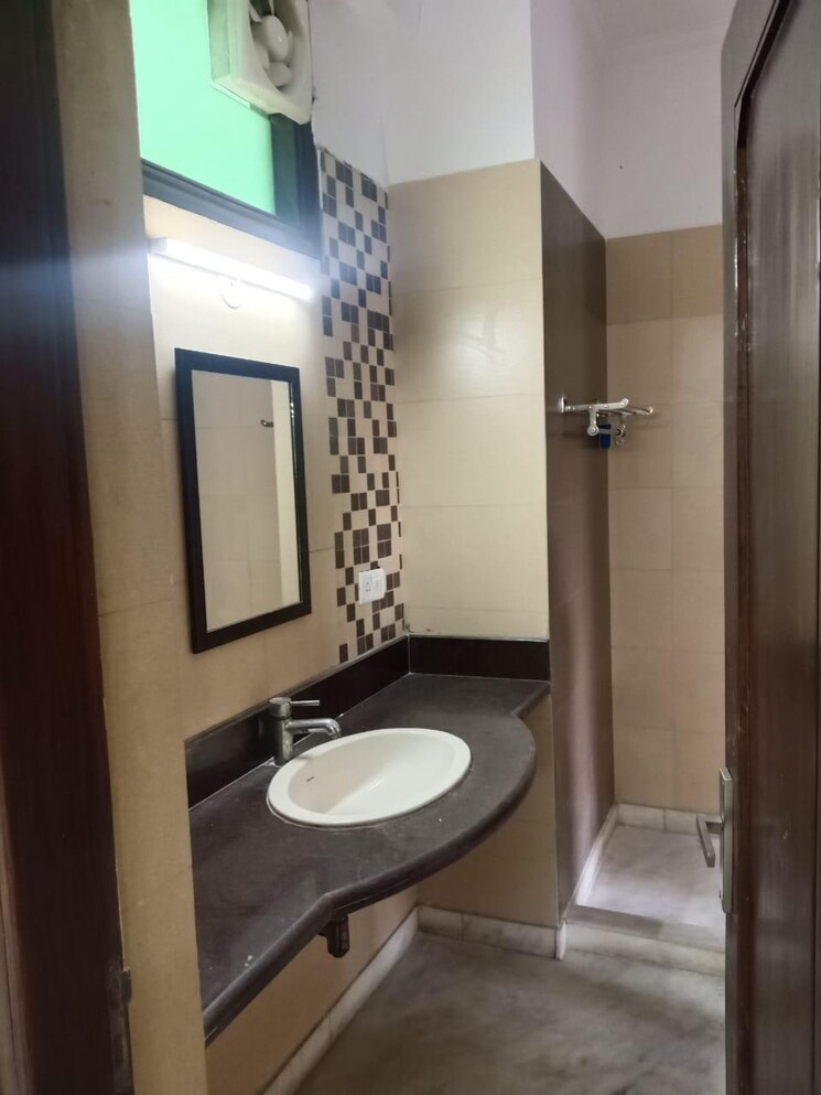 Bathroom, green-view-apartment-sector-15a 3 Bedroom 220 Sq.Mt. Builder Floor In Sector 15a Noida 9610617