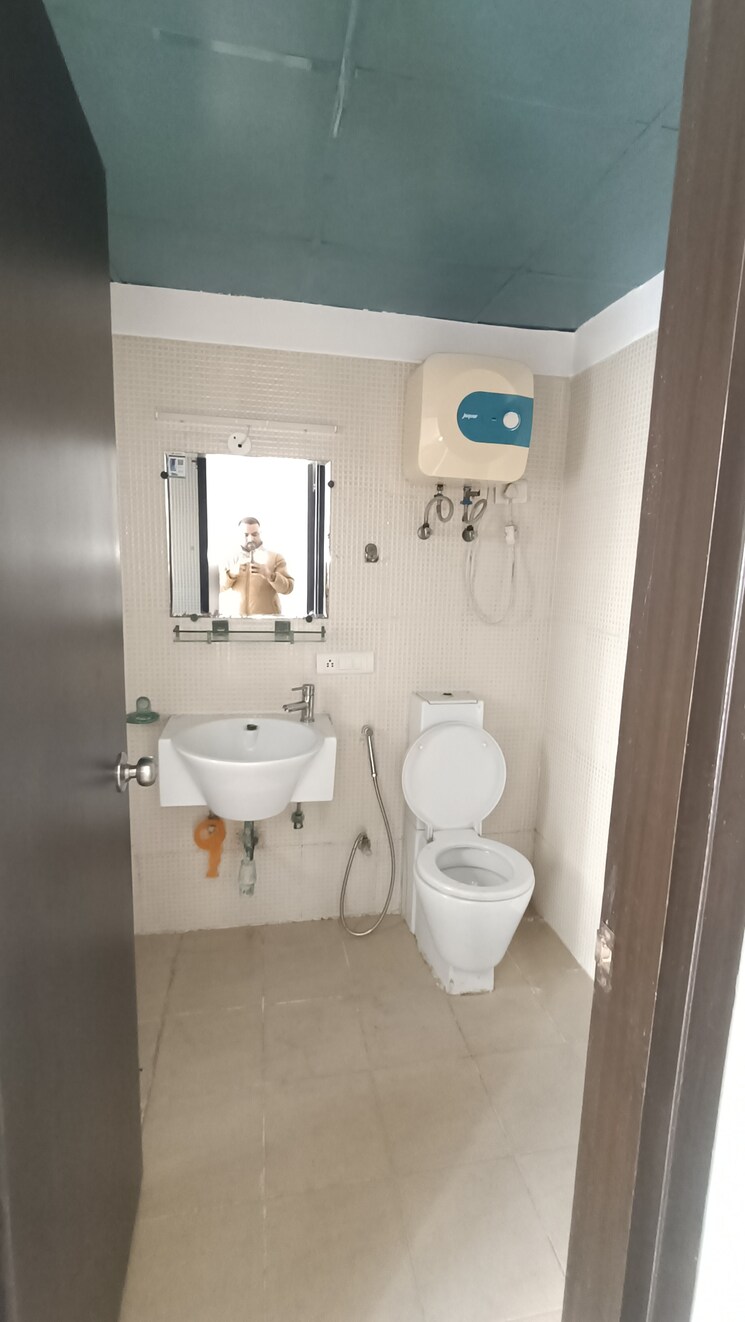 Bathroom, aditya-celebrity-homes 3 Bedroom 1650 Sq.Ft. Apartment In Sector 76 Noida 9610627