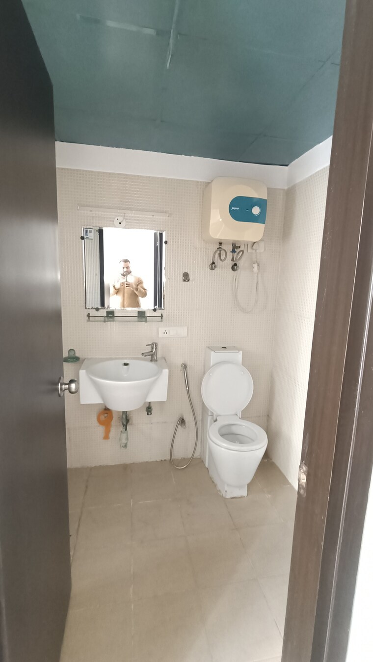 Bathroom, aditya-celebrity-homes 3 Bedroom 1650 Sq.Ft. Apartment In Sector 76 Noida 9610627