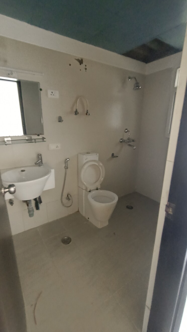 Bathroom, aditya-celebrity-homes 3 Bedroom 1650 Sq.Ft. Apartment In Sector 76 Noida 9610627