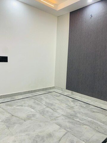 Room in 4 BHK Builder Floor at Green Fields Colony – for Rent