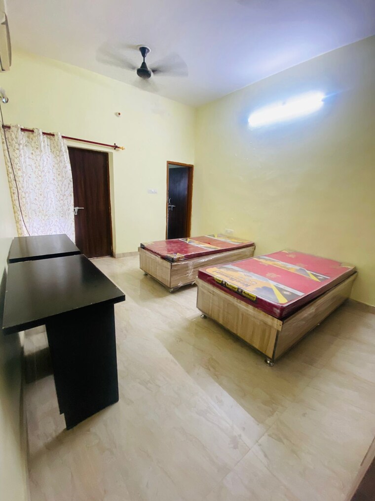 Room, gomti nagar Pg For Boys & Girls In Gomti Nagar 9610754