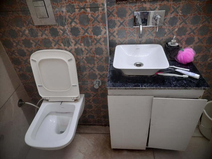 Bathroom, kalkaji Commercial Office Space 500 Sq.Ft. In Kalkaji Delhi 9610459