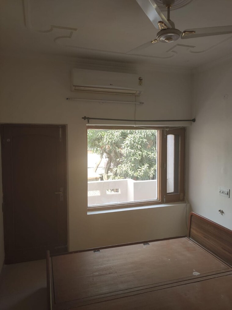 Room, sector 9 panchkula 3 Bedroom 2100 Sq.Ft. Builder Floor In Sector 9 Panchkula Panchkula 9610918
