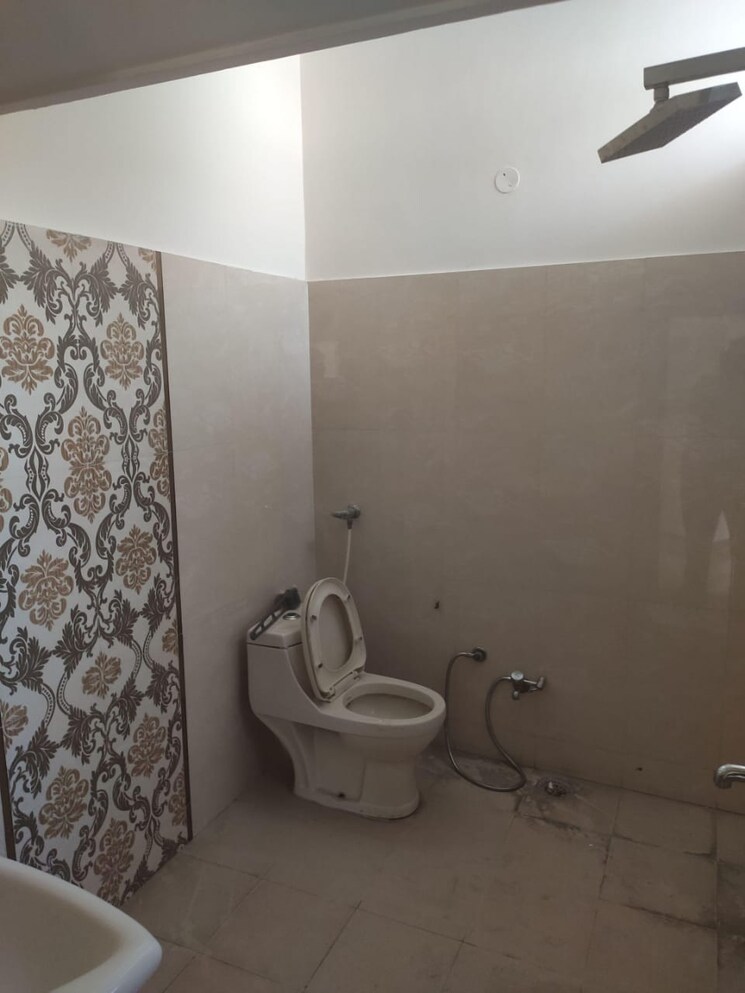 Bathroom, sector 9 panchkula 3 Bedroom 2100 Sq.Ft. Builder Floor In Sector 9 Panchkula Panchkula 9610918