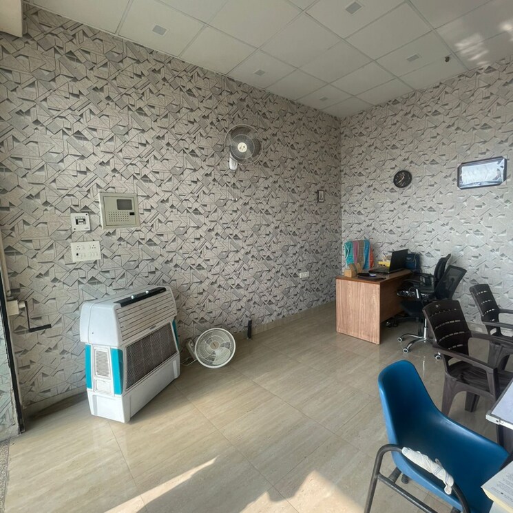 Team Area, puri-81-business-hub Commercial Shop 500 Sq.Ft. In Sector 81 Faridabad 9610970