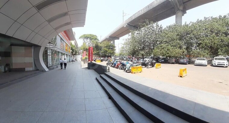 Balcony, express-zone Commercial Office Space 100 Sq.Ft. In Malad East Mumbai 9610984