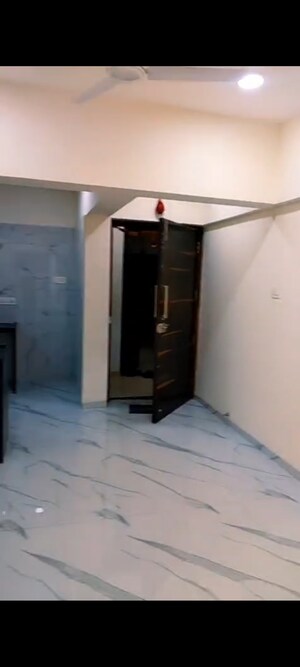 Room in 2 BHK Apartment at Vakola – for Rent