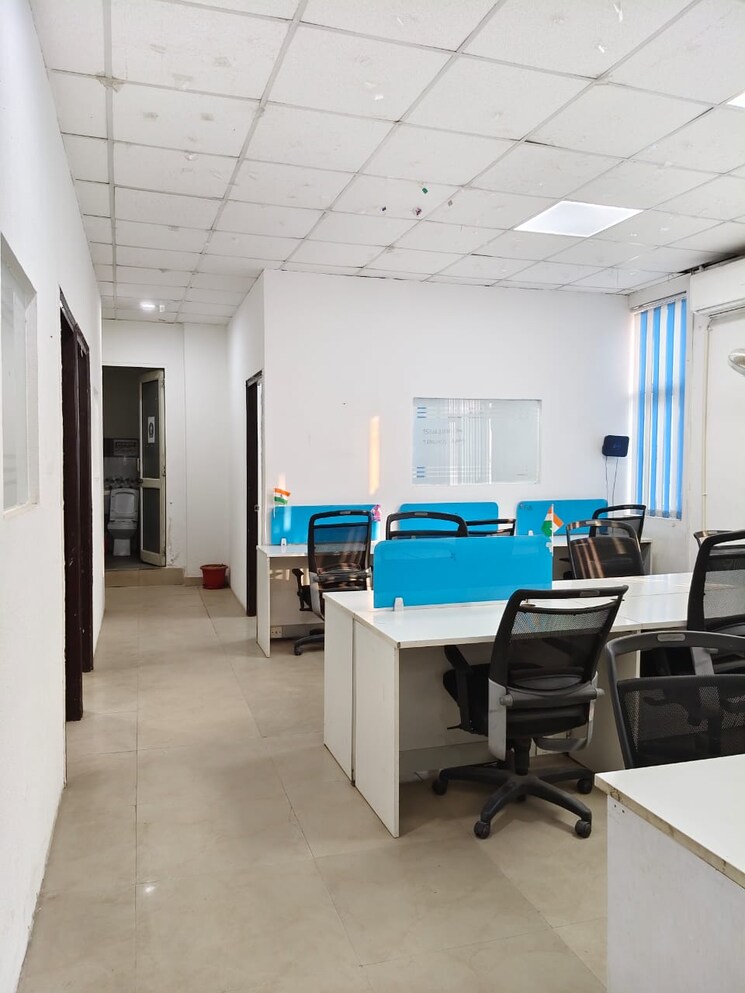 Team Area, sector 63 Commercial Office Space 1600 Sq.Ft. In Sector 63 Noida 9611058
