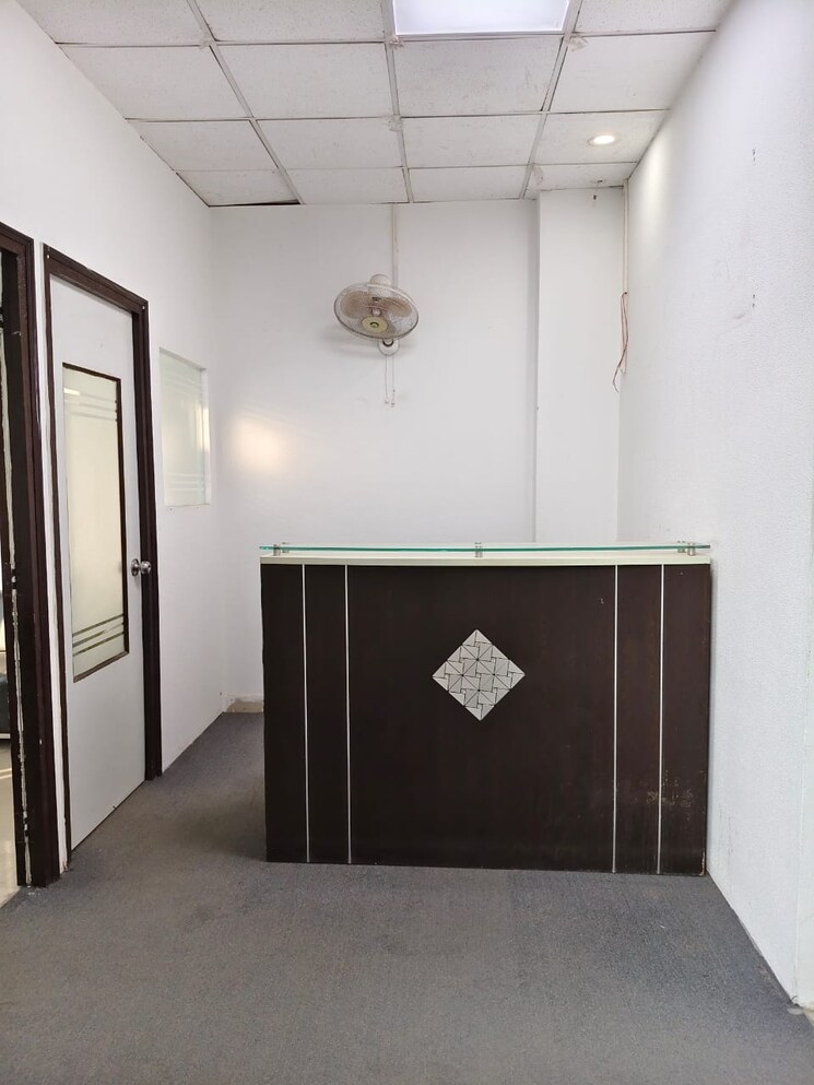 Room, sector 63 Commercial Office Space 1600 Sq.Ft. In Sector 63 Noida 9611058