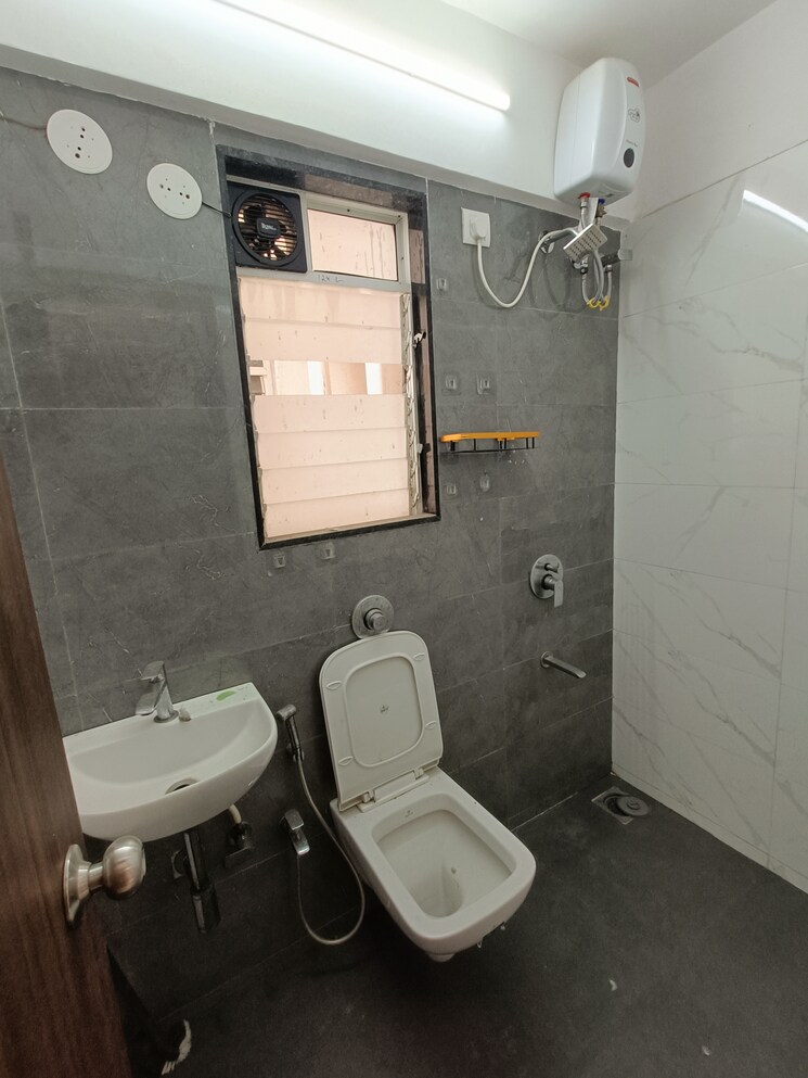 Bathroom, aashna-samadhan 2 Bedroom 601 Sq.Ft. Apartment In Goregaon West Mumbai 9611174